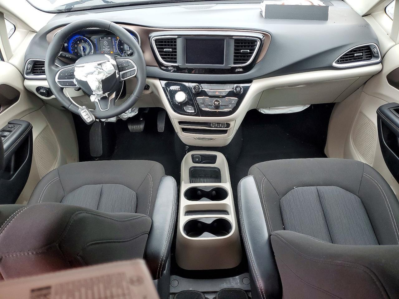 2023 CHRYSLER Voyager