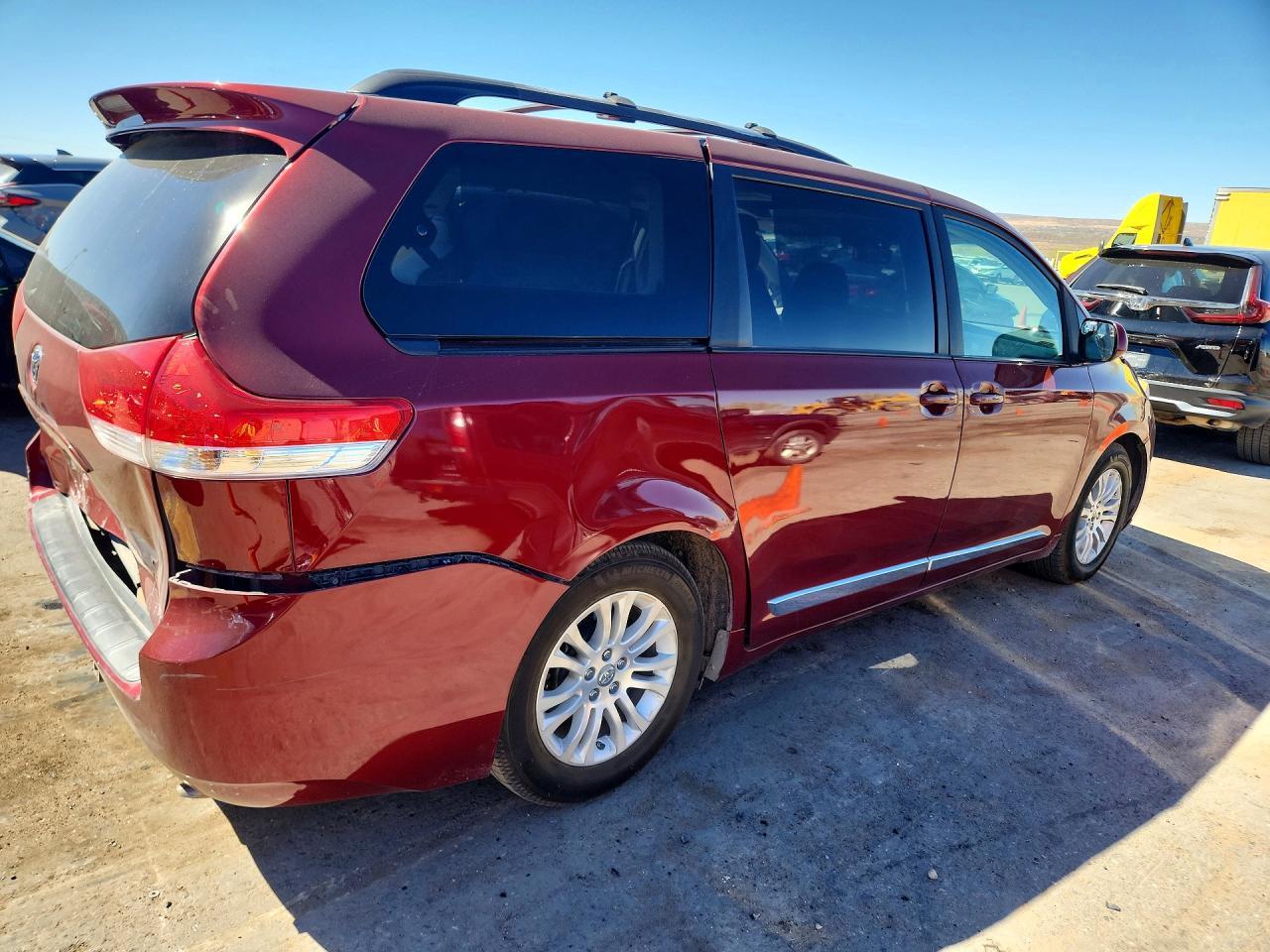 2011 TOYOTA SIENNA