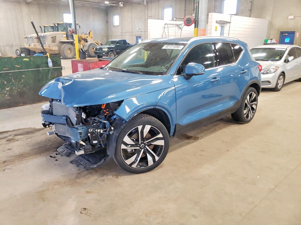 2024 VOLVO XC40