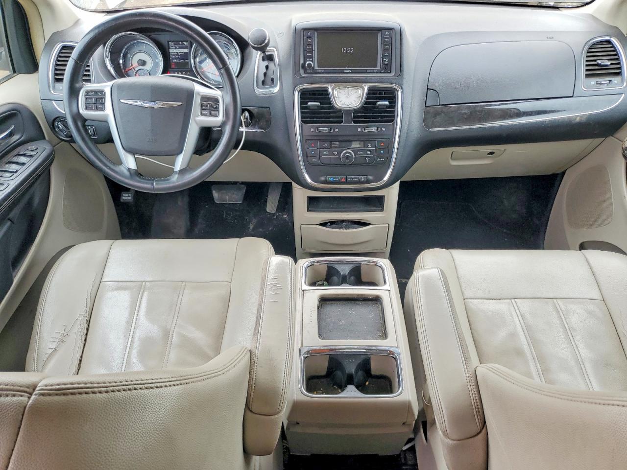 2013 CHRYSLER Town & Country