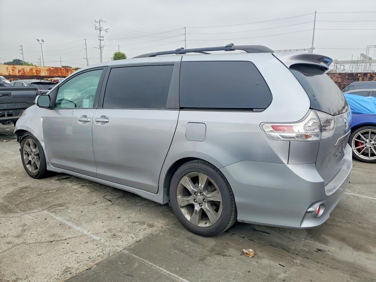 2012 TOYOTA SIENNA