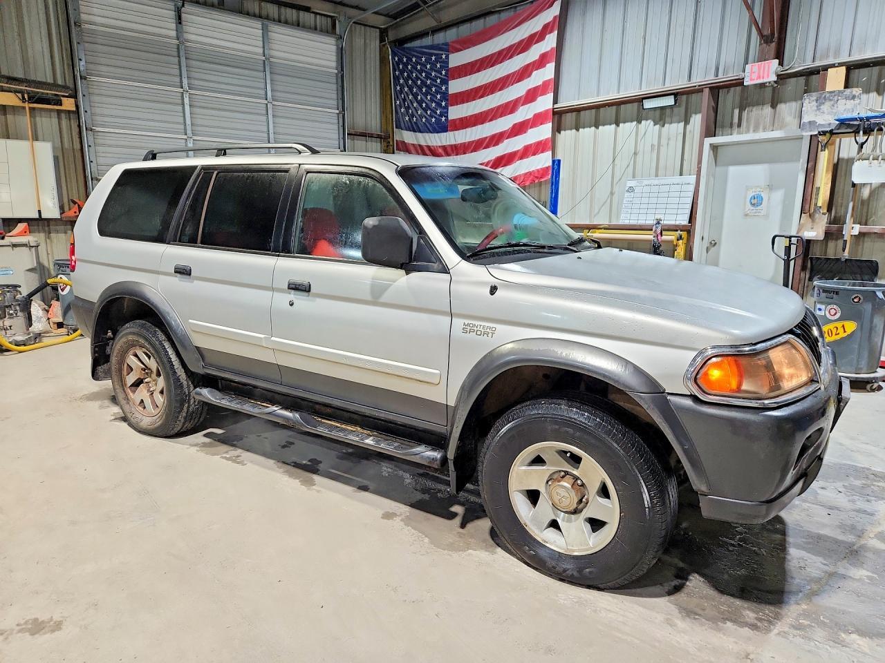 2002 MITSUBISHI Montero