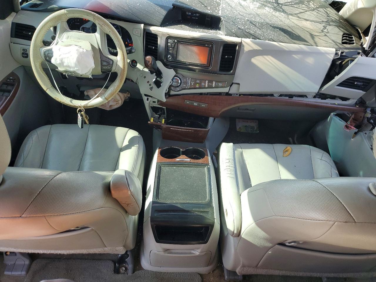 2014 TOYOTA SIENNA