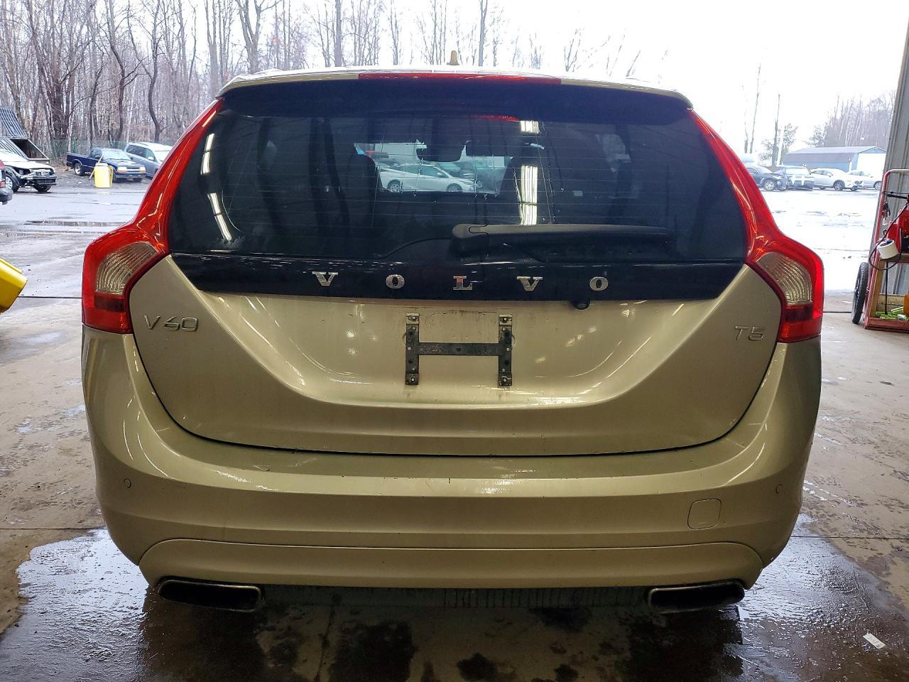 2015 VOLVO V60