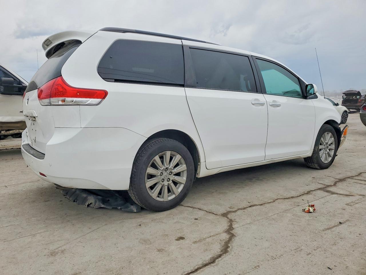 2013 TOYOTA SIENNA