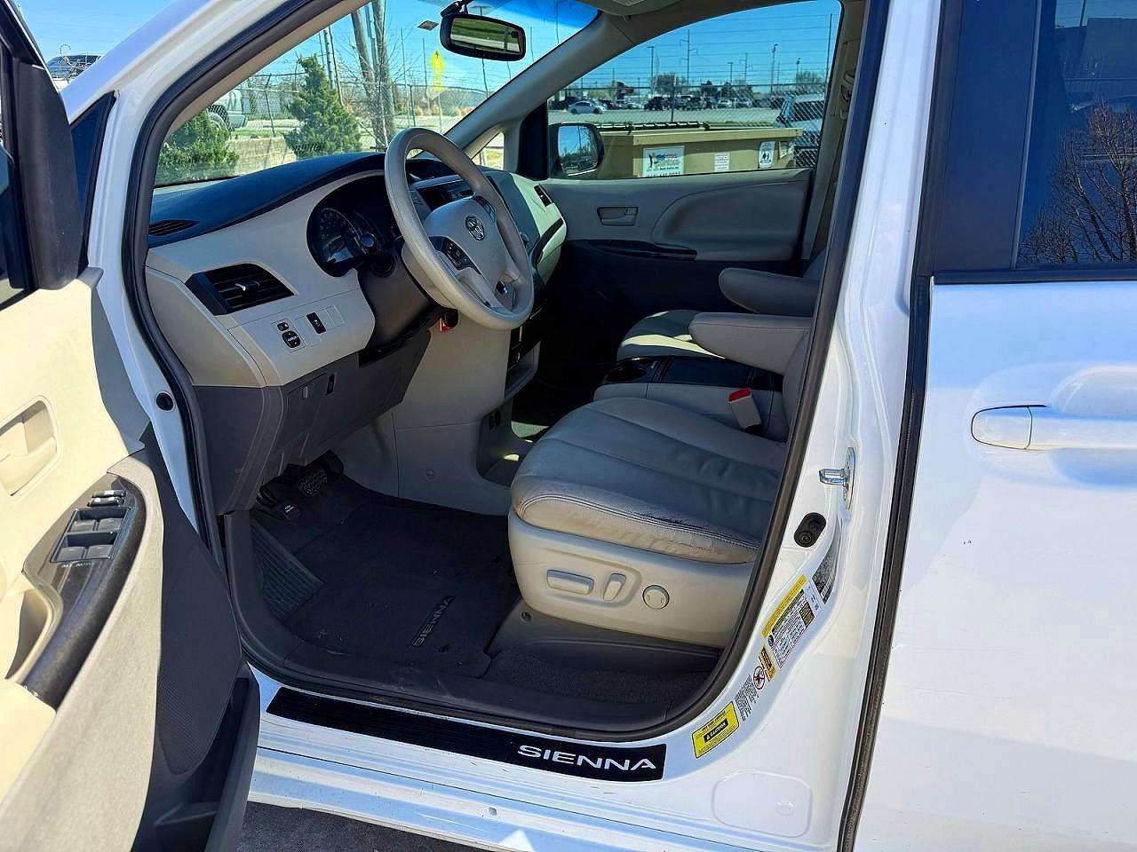 2012 TOYOTA SIENNA