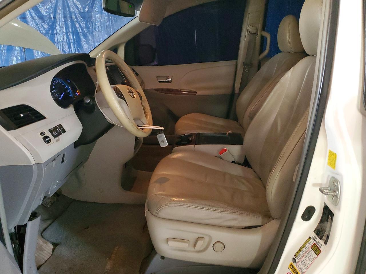 2011 TOYOTA SIENNA
