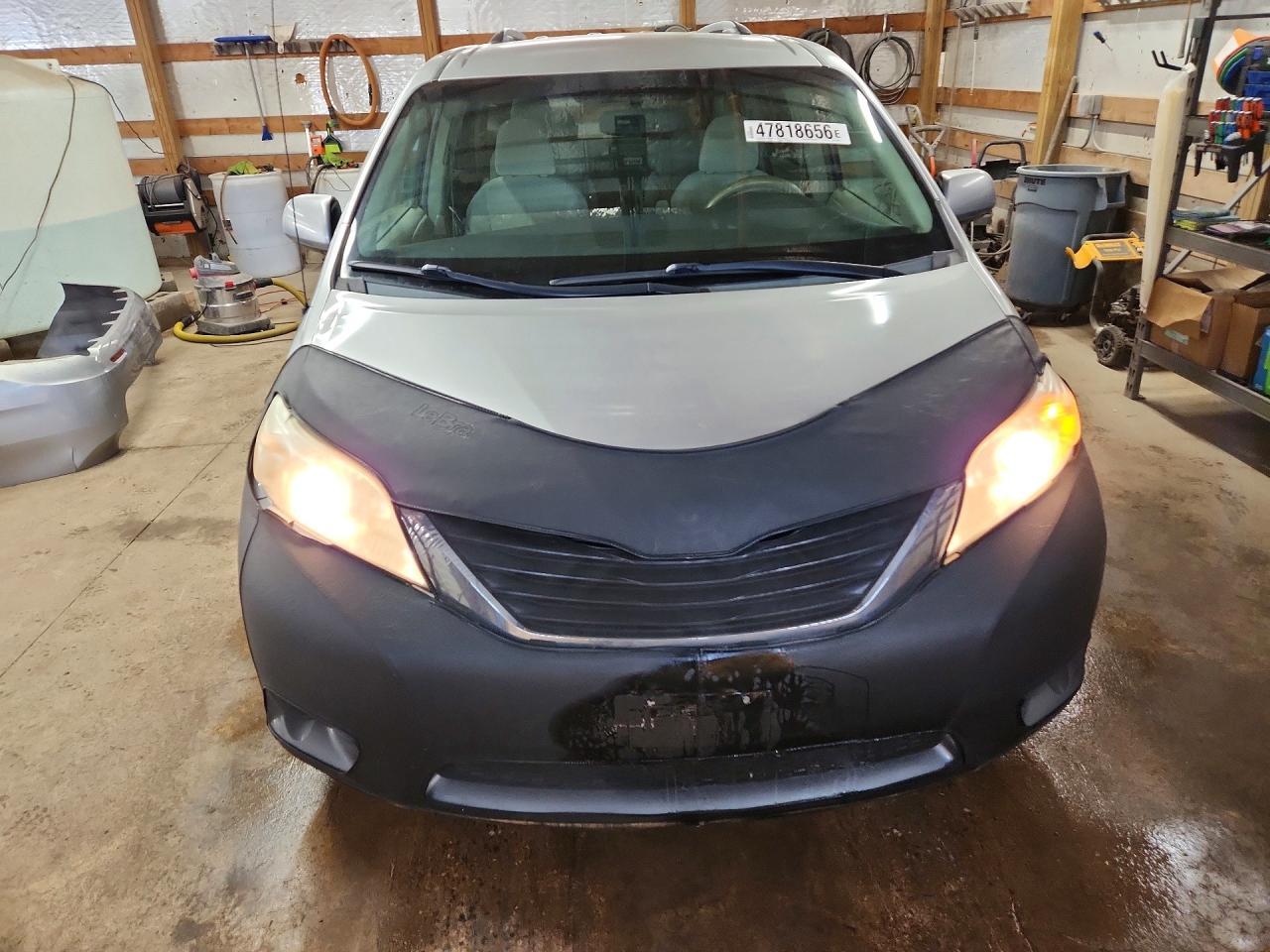 2011 TOYOTA SIENNA