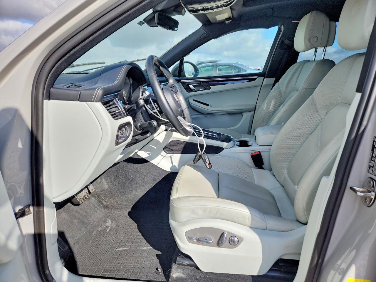 2024 PORSCHE Macan