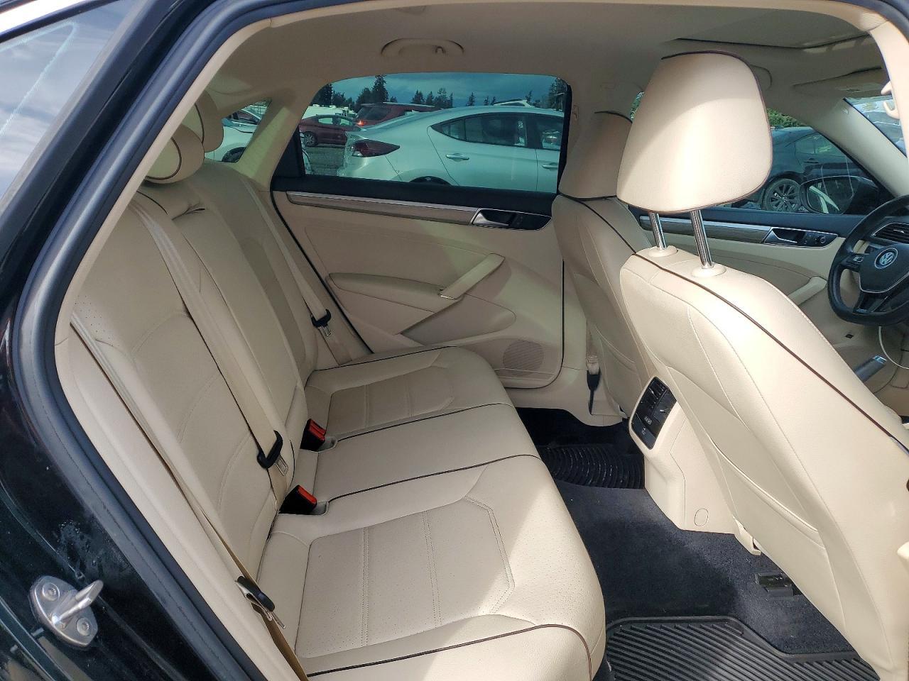 2016 VOLKSWAGEN Passat