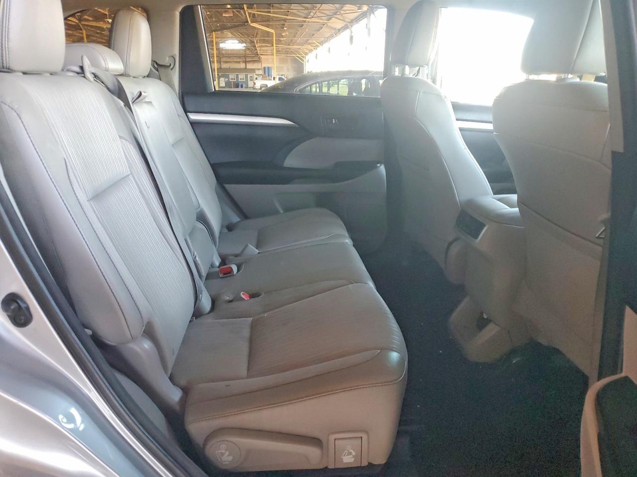 2016 TOYOTA HIGHLANDER