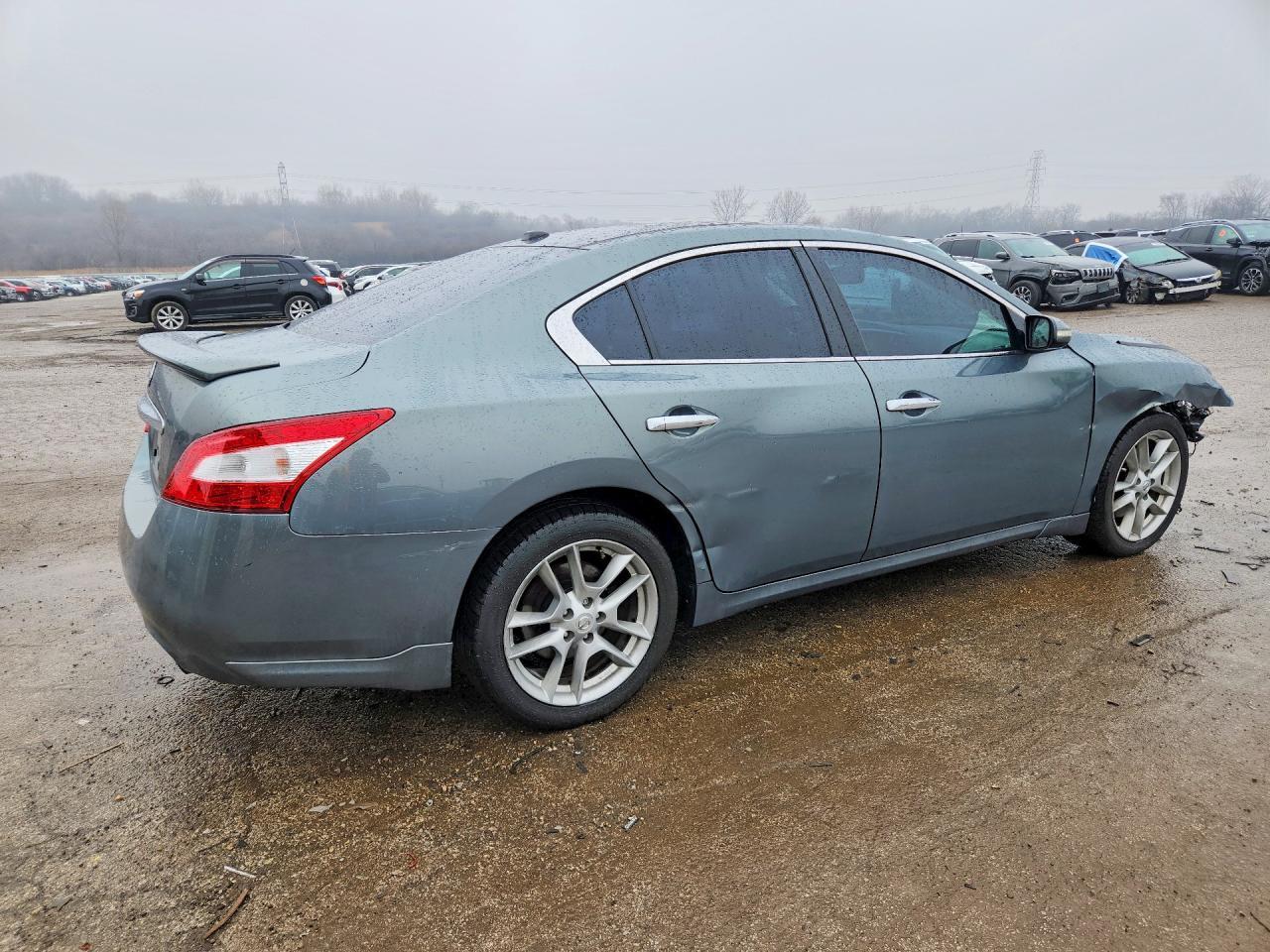 2010 NISSAN Maxima