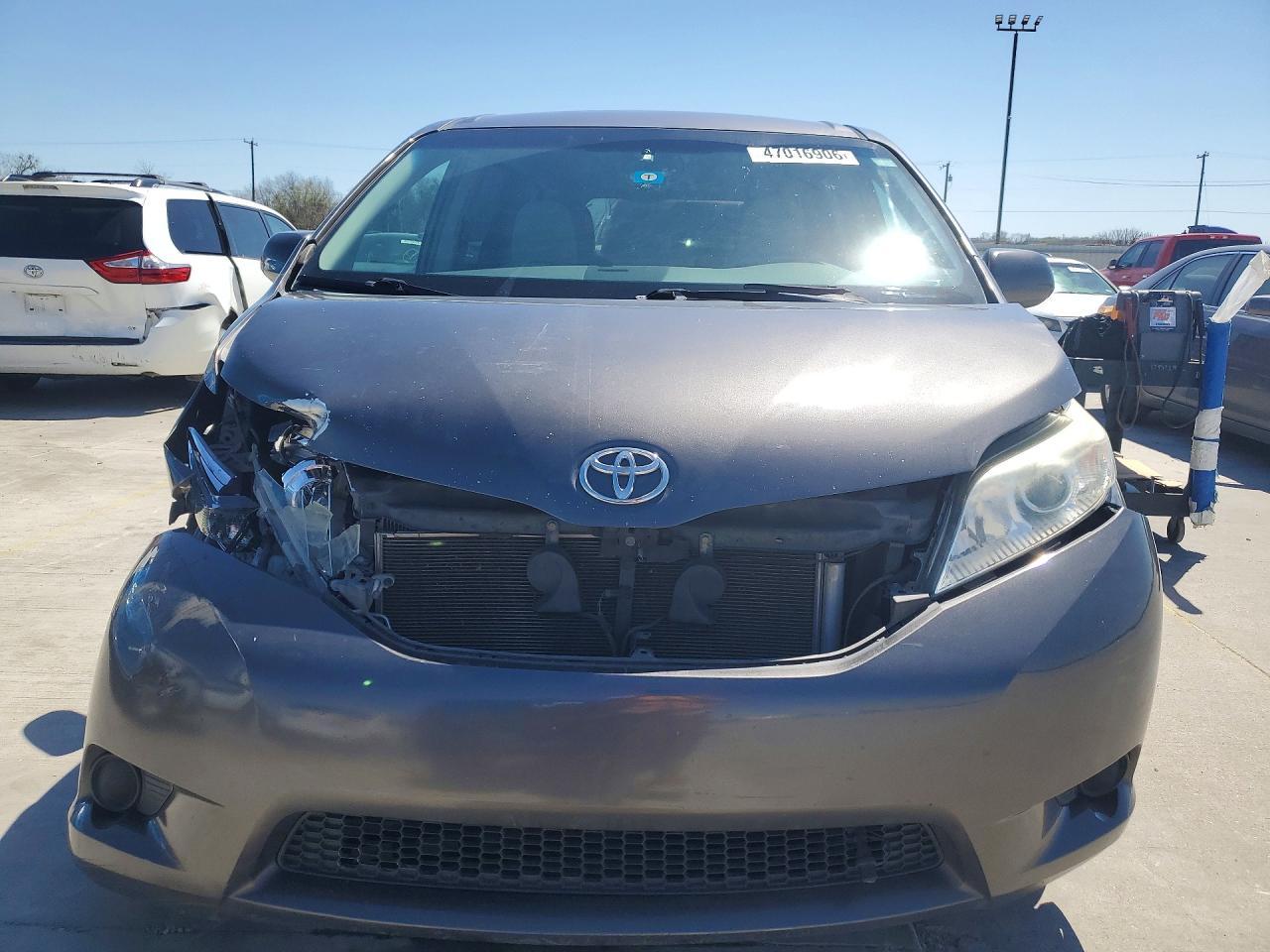 2012 TOYOTA SIENNA