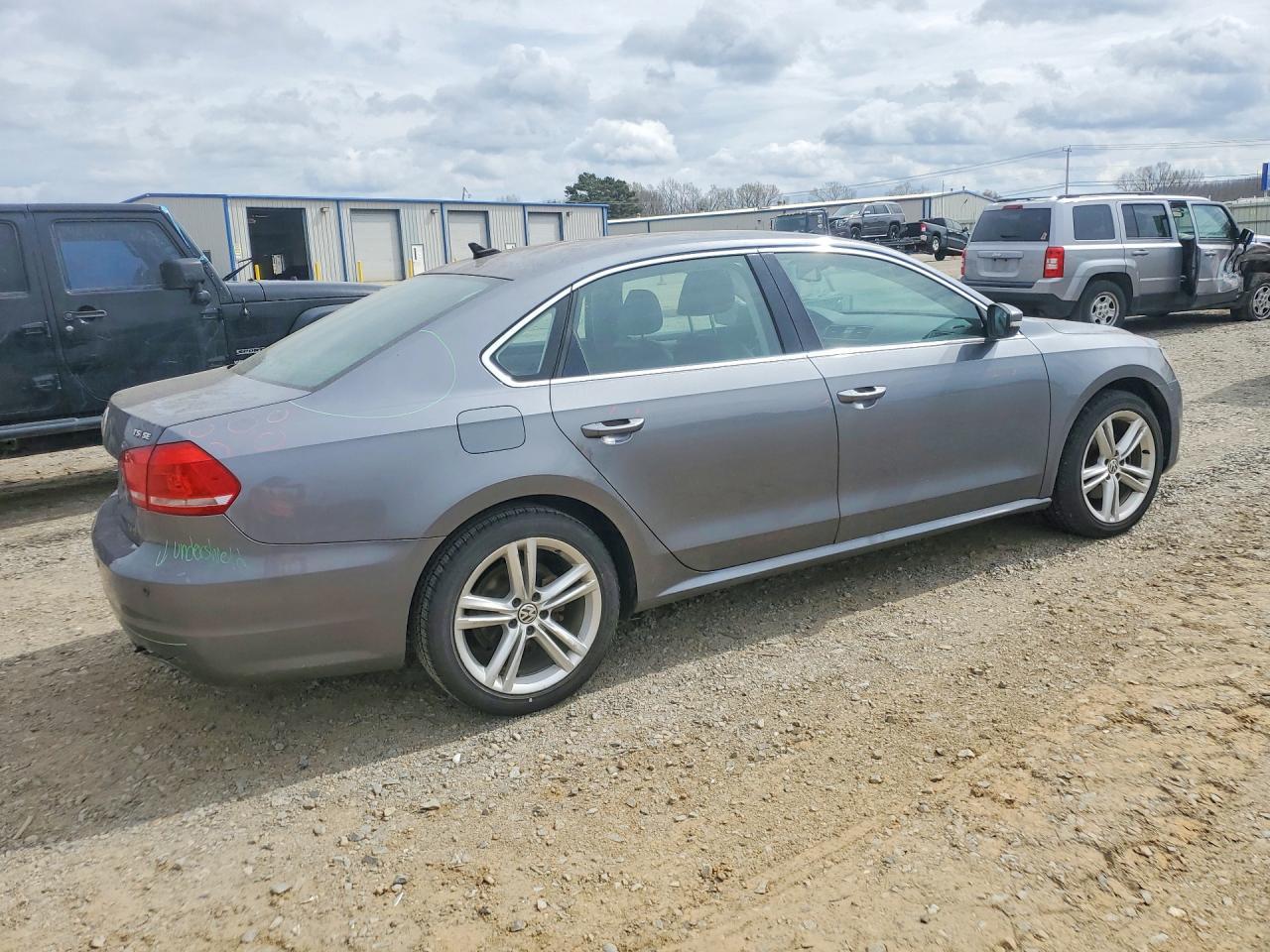 2014 VOLKSWAGEN Passat