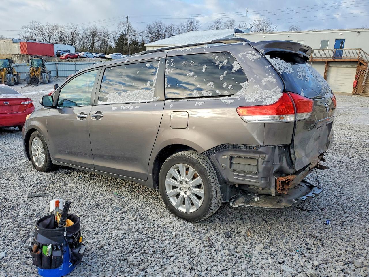 2011 TOYOTA SIENNA