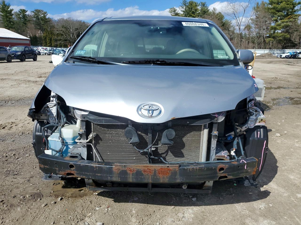 2011 TOYOTA SIENNA