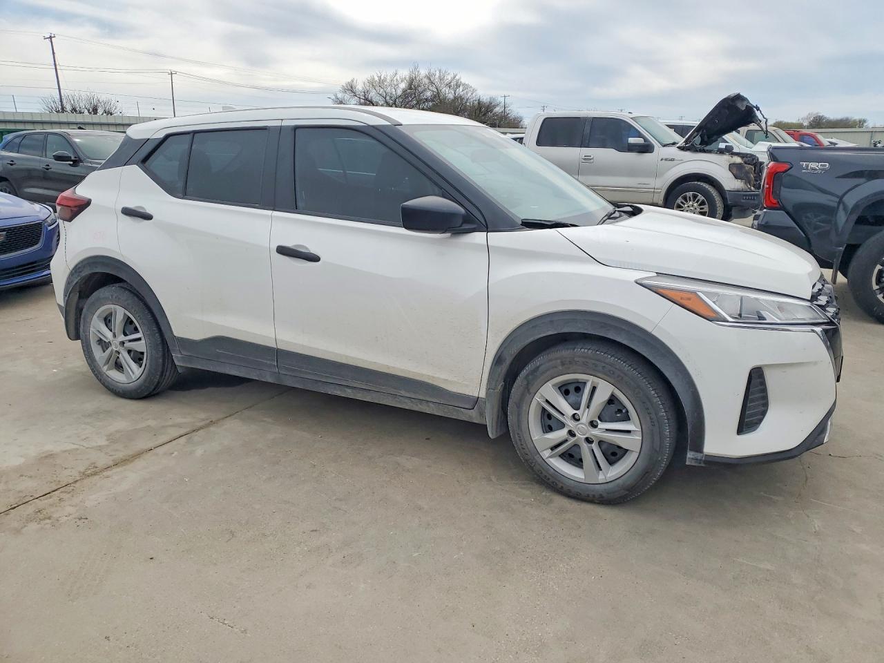2025 NISSAN KICKS