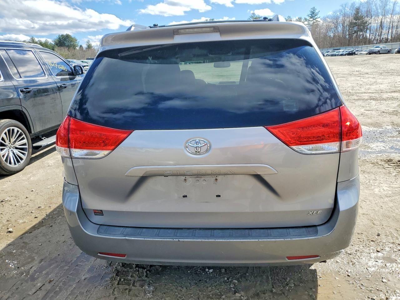 2011 TOYOTA SIENNA