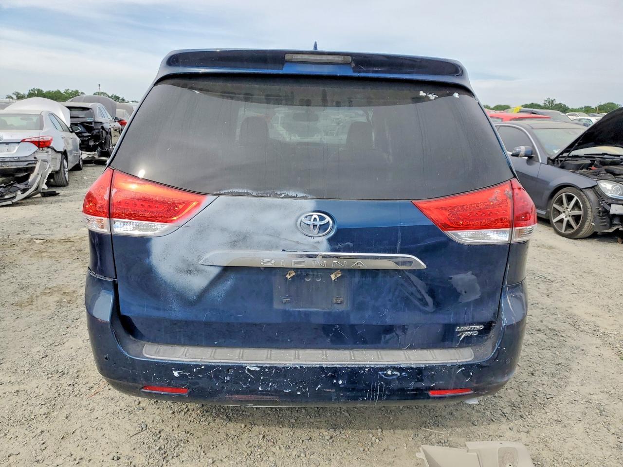 2011 TOYOTA SIENNA