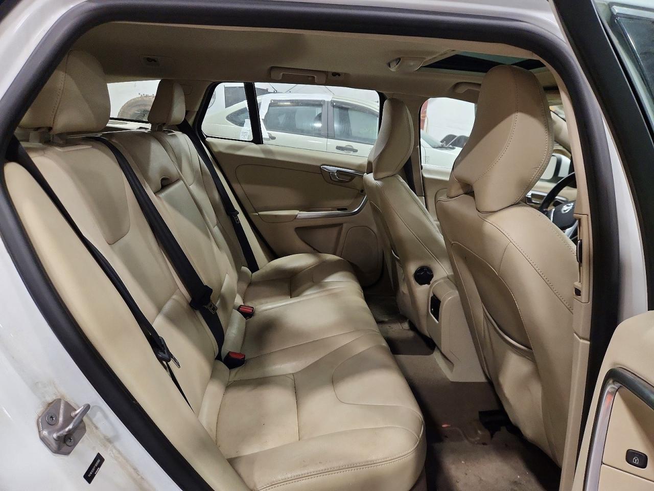 2015 VOLVO V60