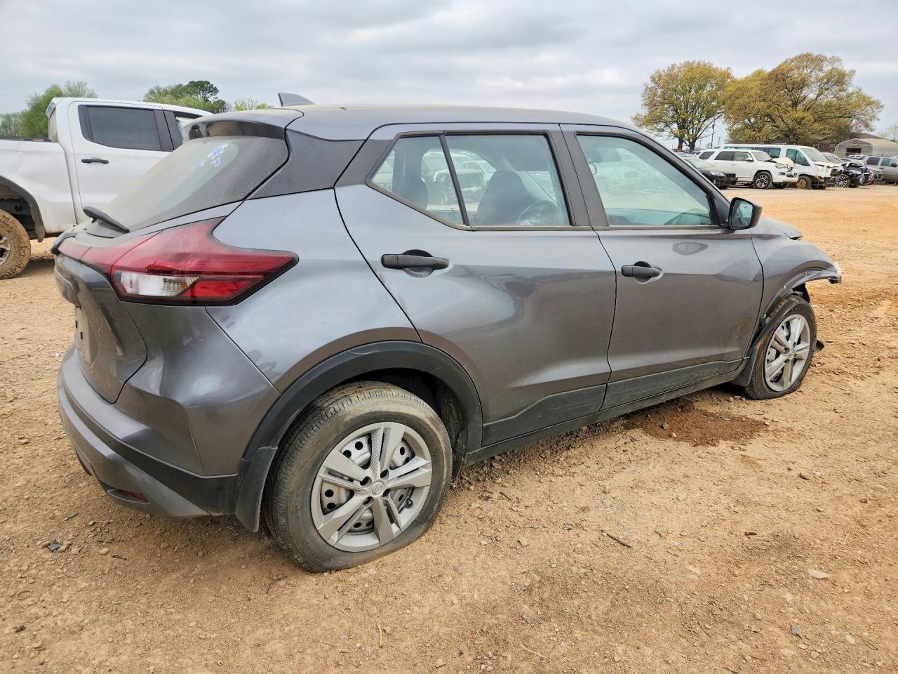 2024 NISSAN KICKS