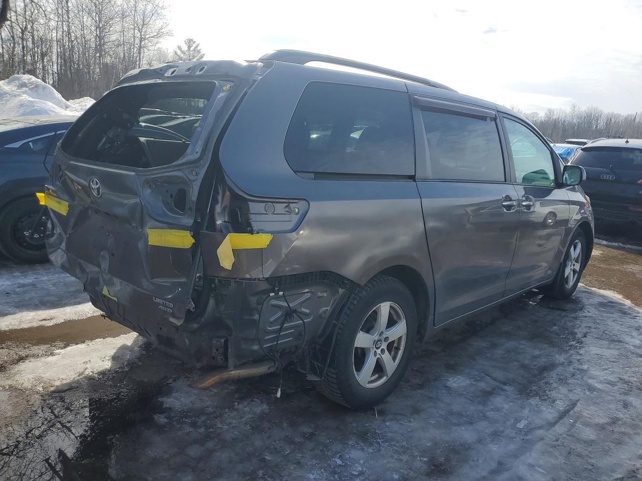 2011 TOYOTA SIENNA