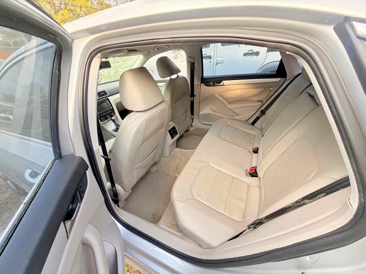 2013 VOLKSWAGEN Passat