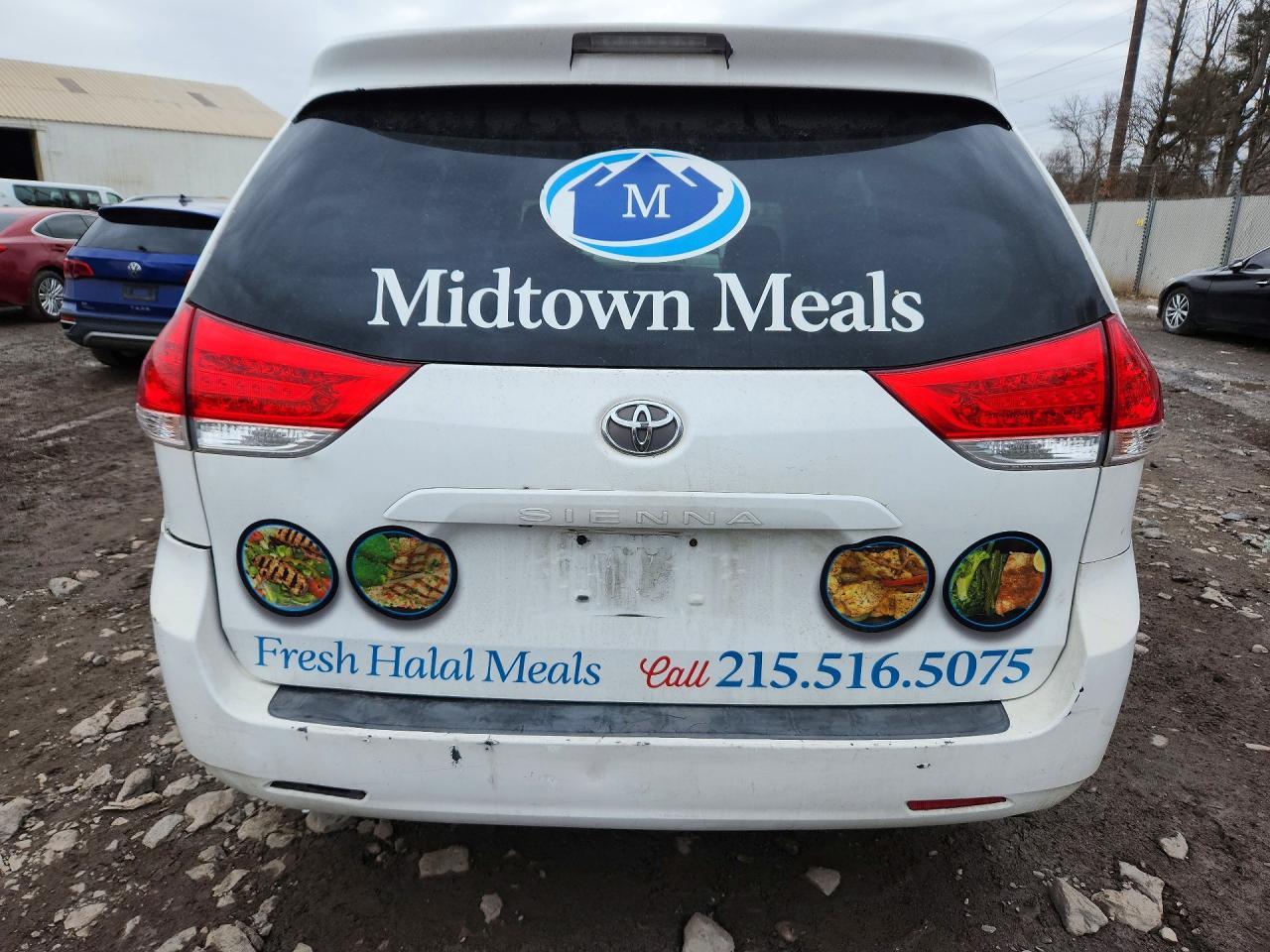 2011 TOYOTA SIENNA