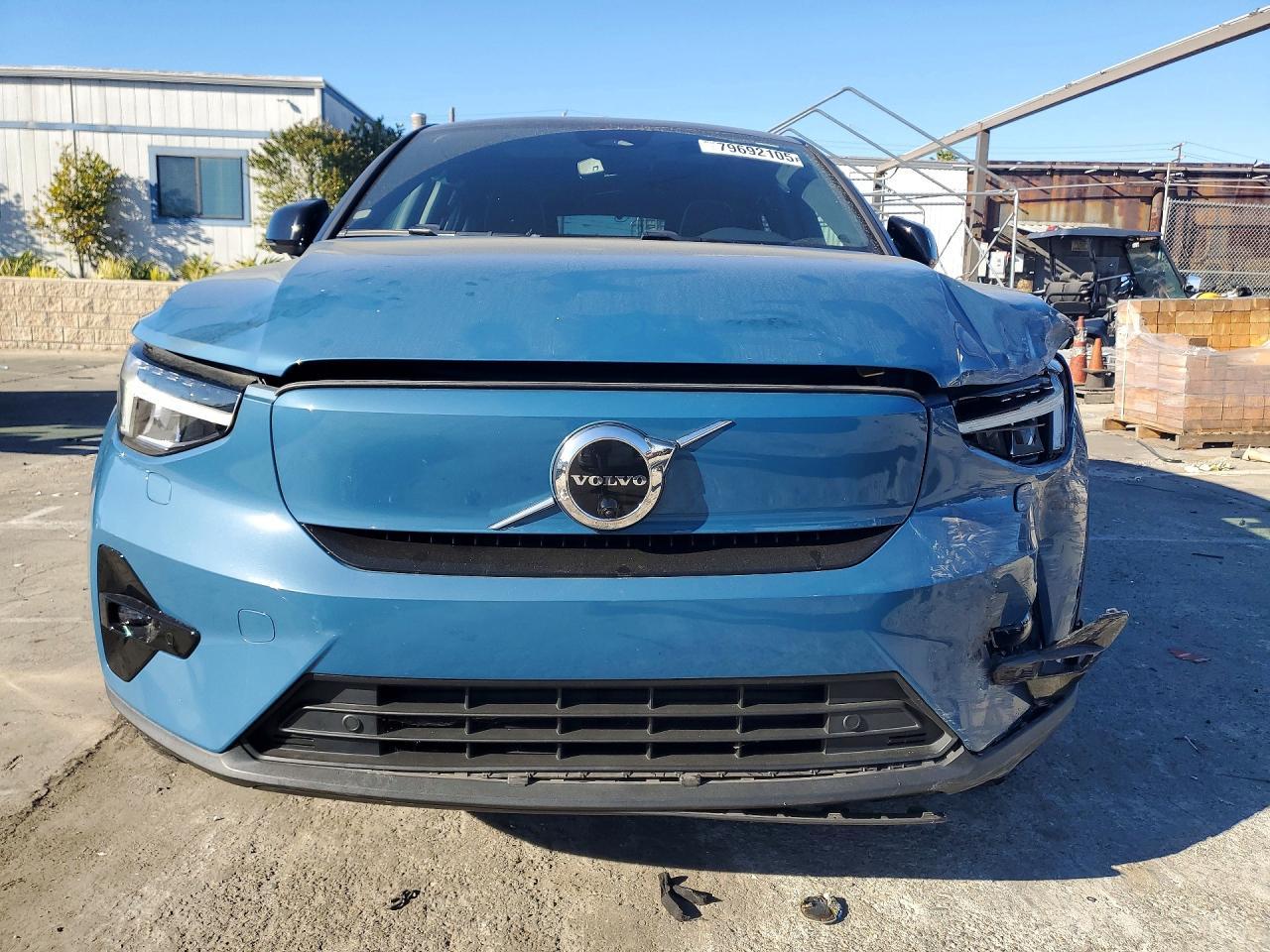 2022 VOLVO C40