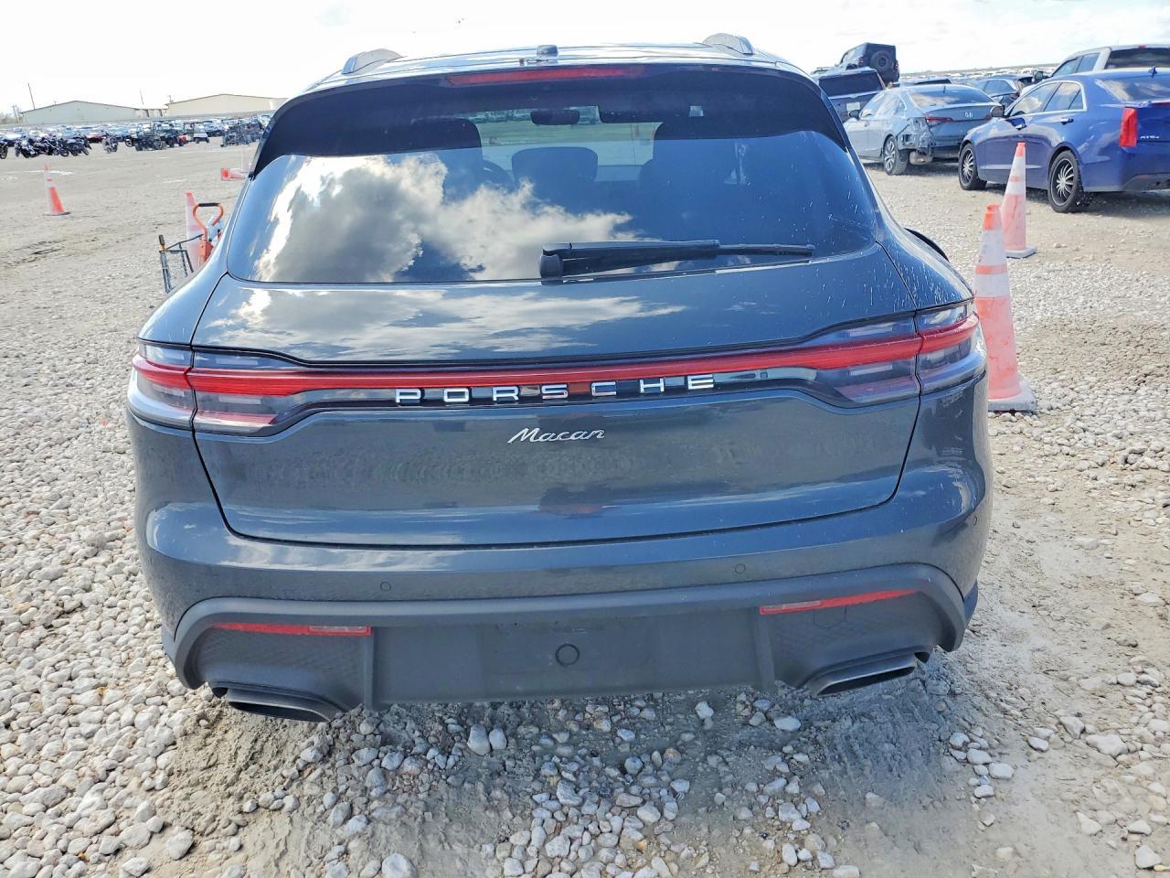 2025 PORSCHE Macan