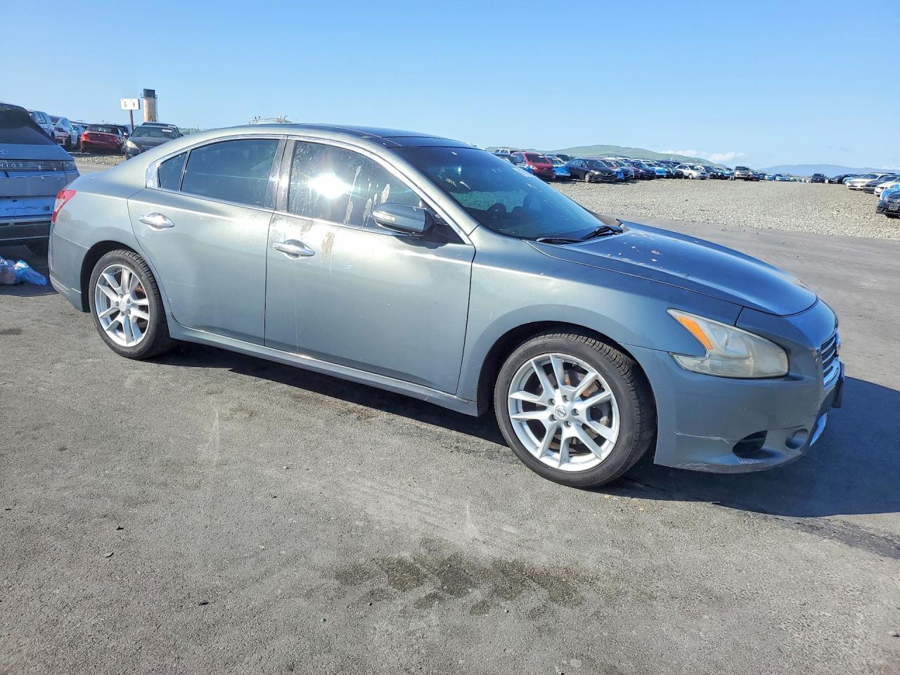2010 NISSAN Maxima