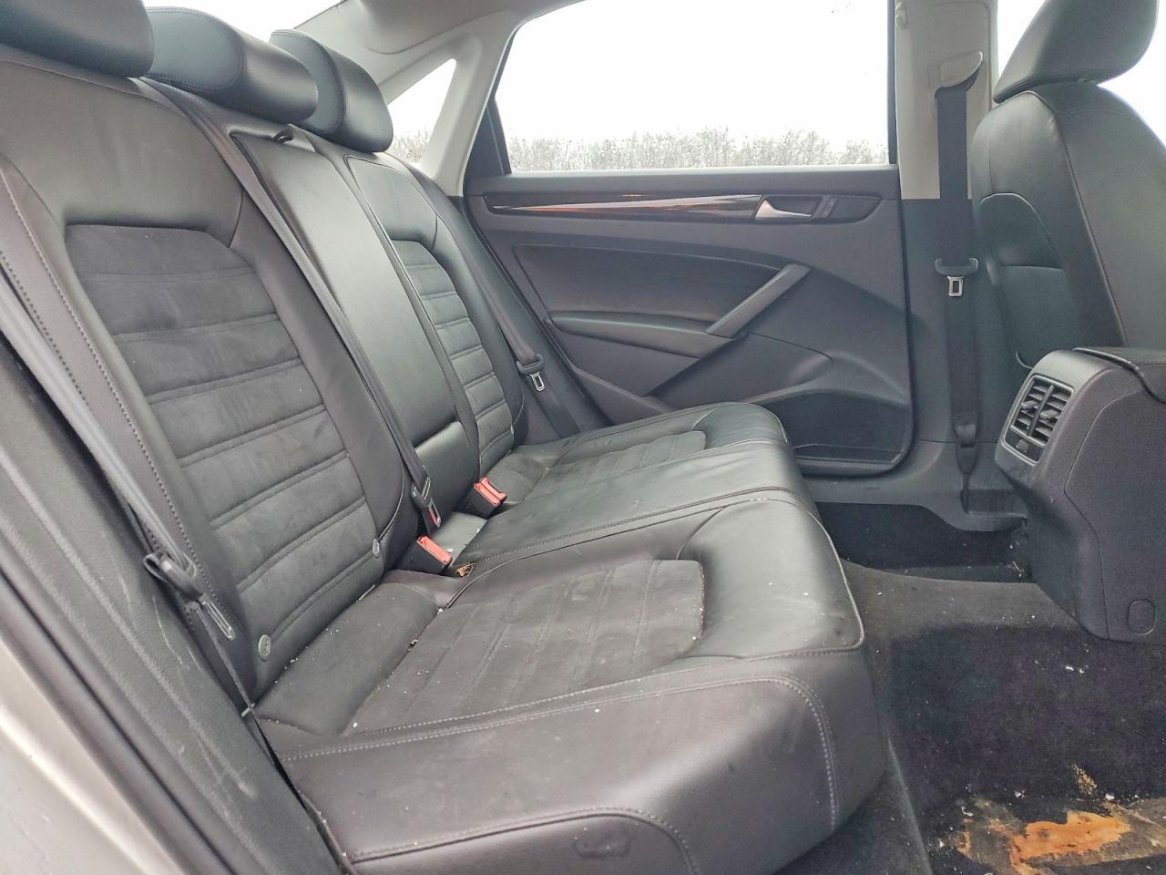 2014 VOLKSWAGEN Passat