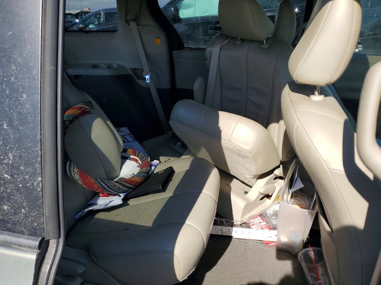 2011 TOYOTA SIENNA