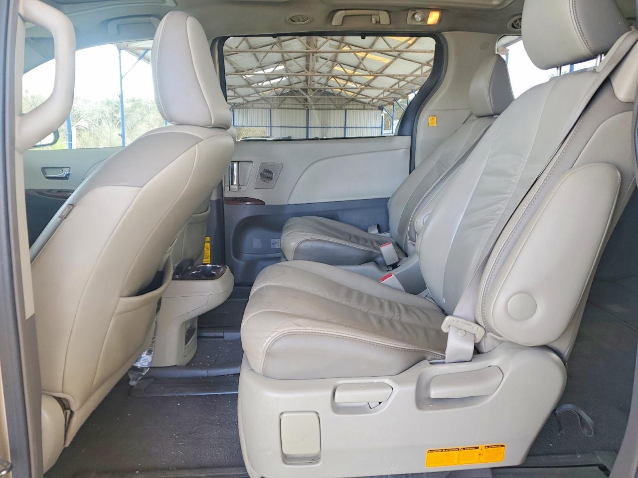 2011 TOYOTA SIENNA
