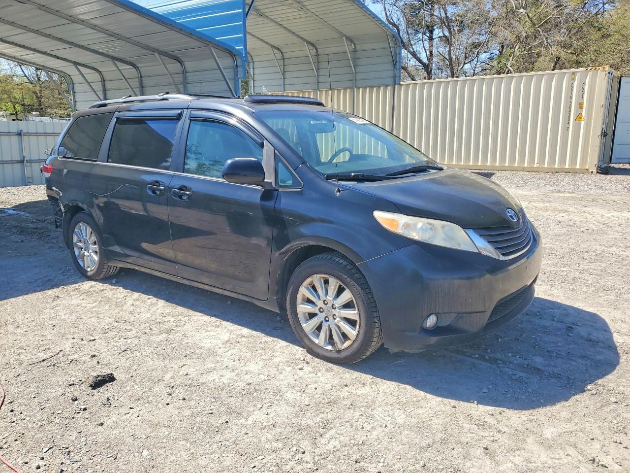 2011 TOYOTA SIENNA