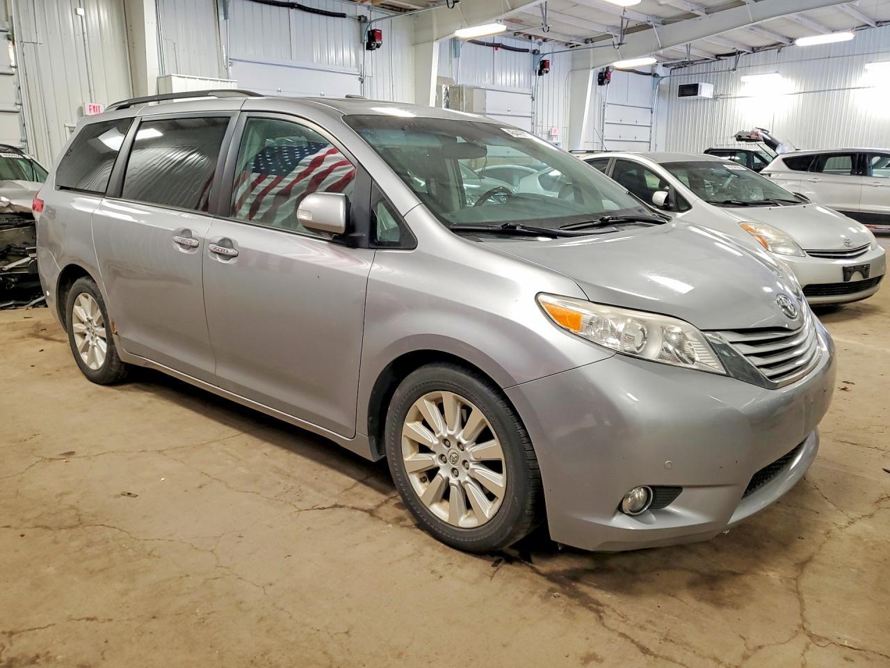 2013 TOYOTA SIENNA