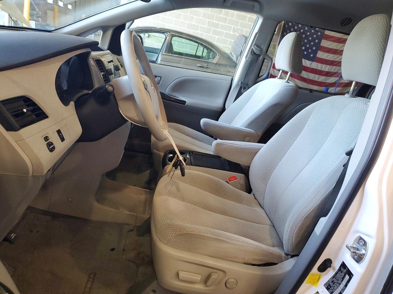 2011 TOYOTA SIENNA
