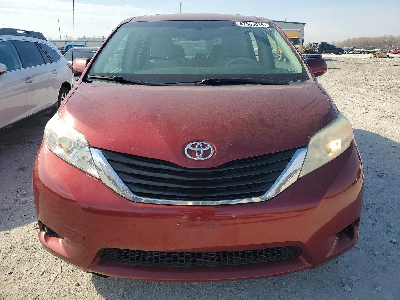 2011 TOYOTA SIENNA
