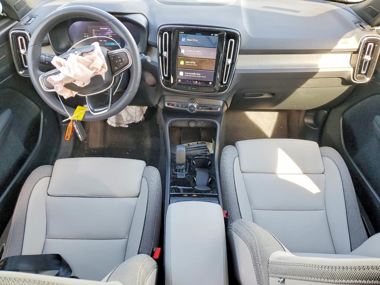2025 VOLVO Ex40