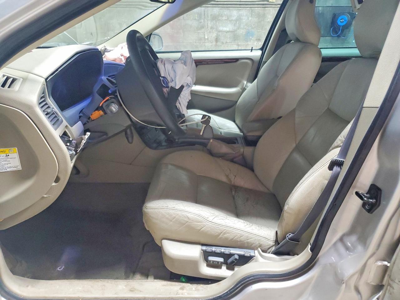 2001 VOLVO V70