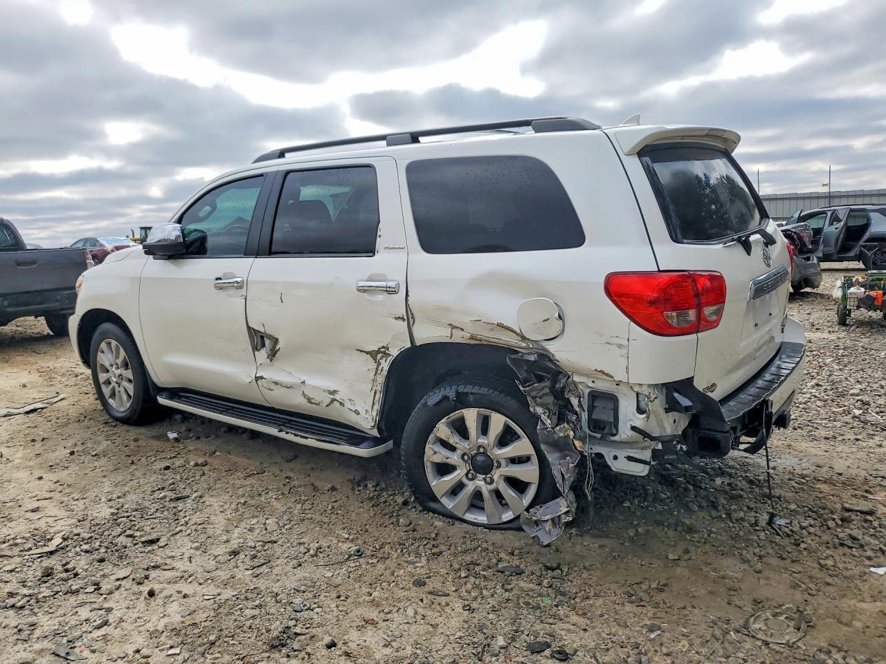 2016 TOYOTA Sequoia