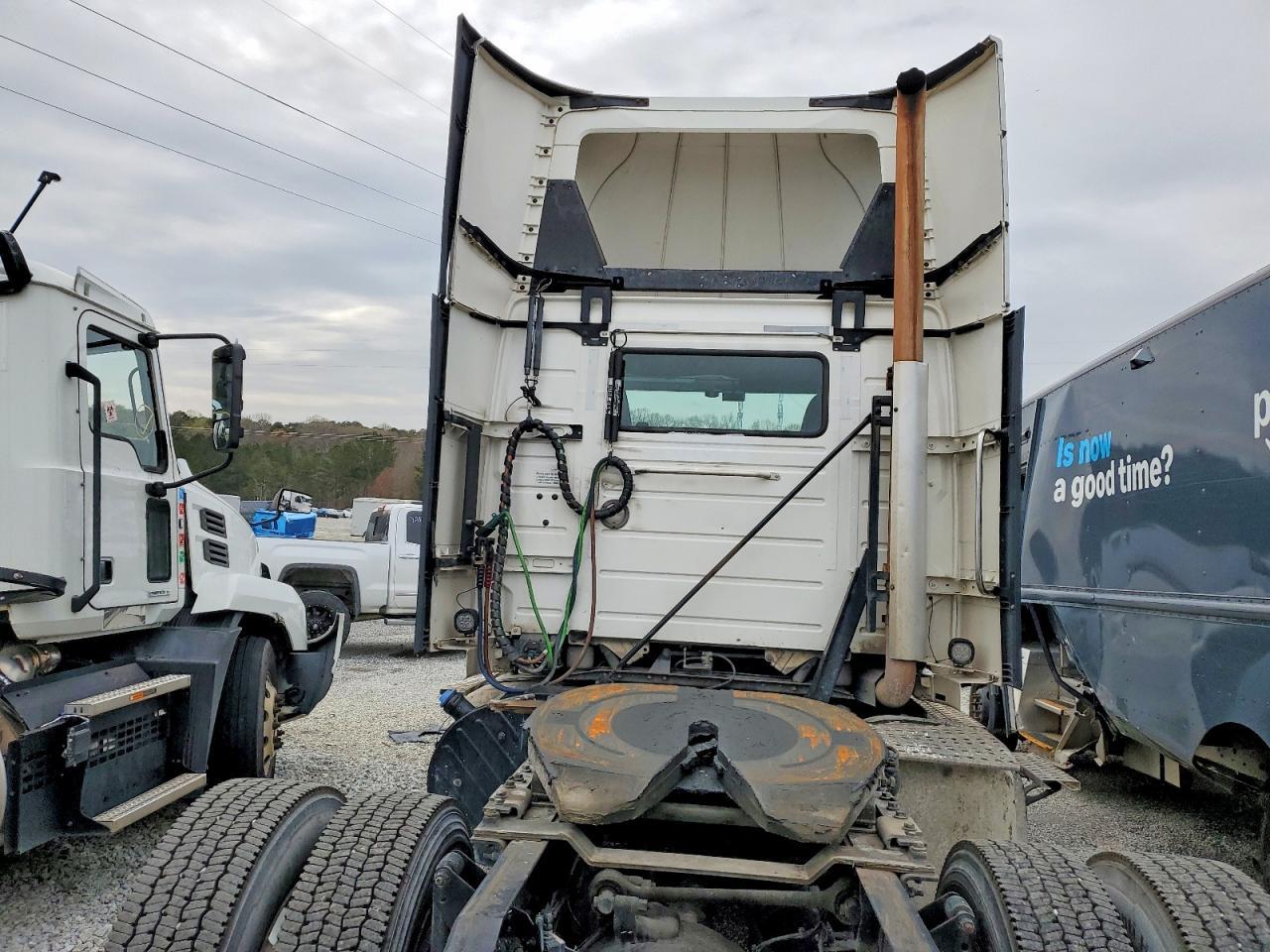 2017 VOLVO VNL