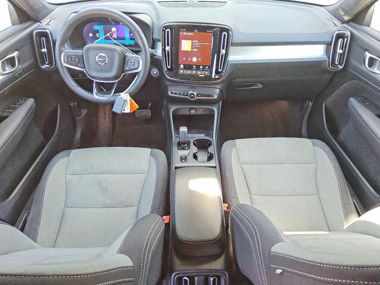 2023 VOLVO XC40