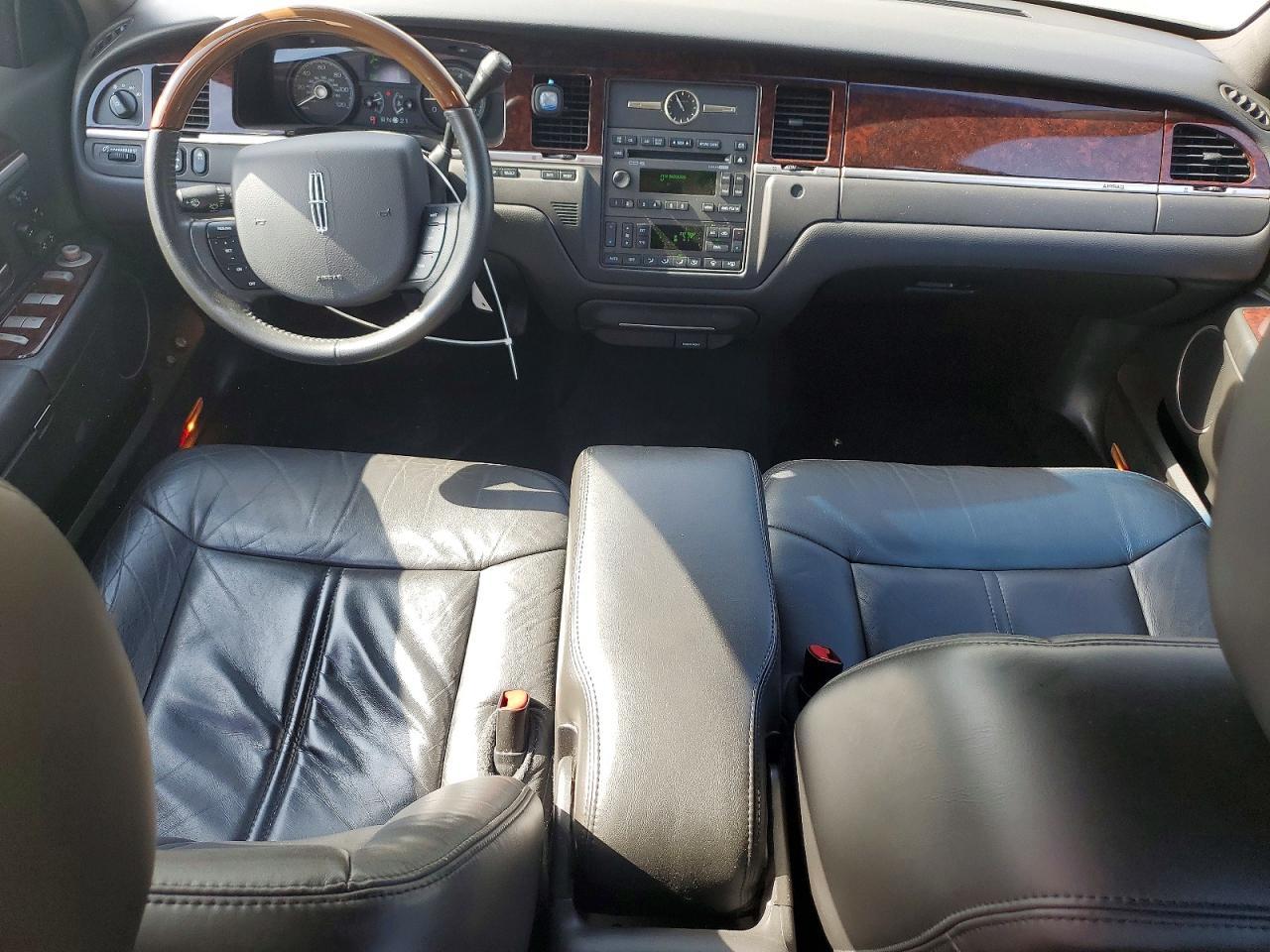 2011 LINCOLN Town Car