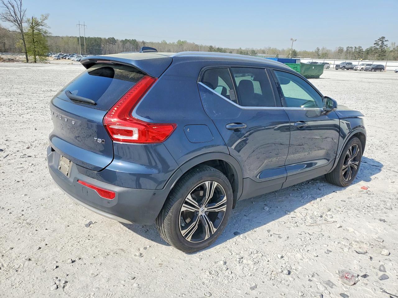 2022 VOLVO XC40