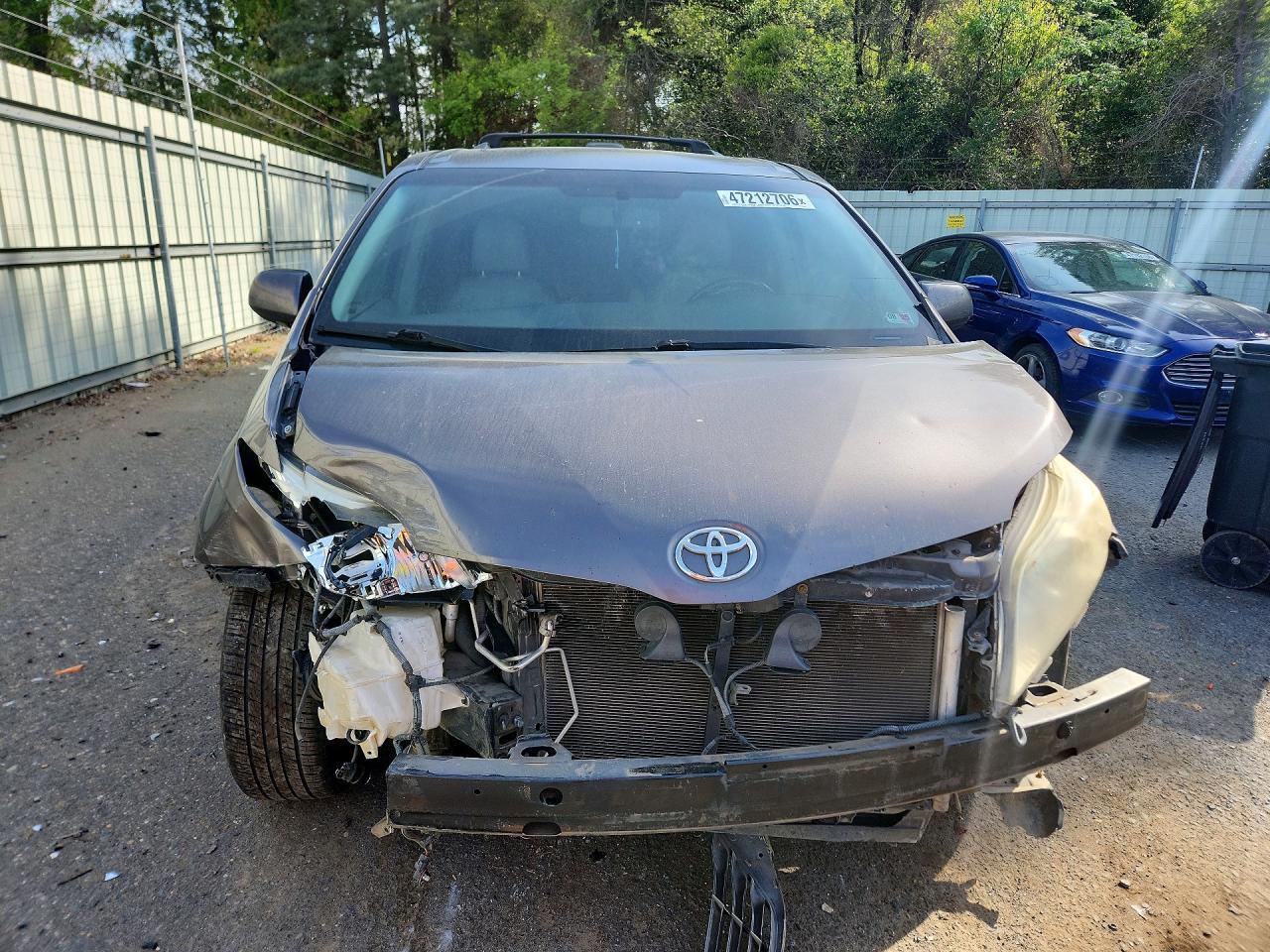 2011 TOYOTA SIENNA