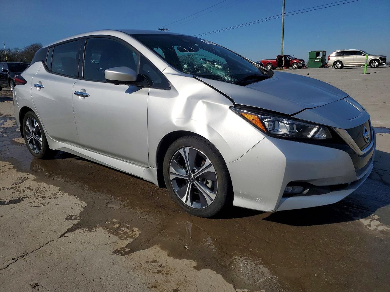 2022 NISSAN LEAF