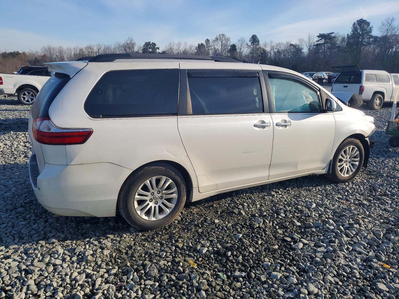 2016 TOYOTA SIENNA