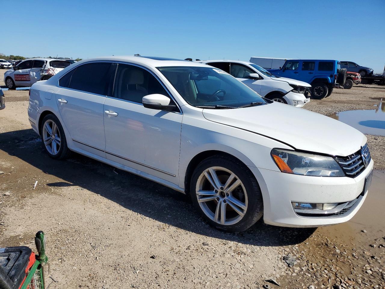 2014 VOLKSWAGEN Passat