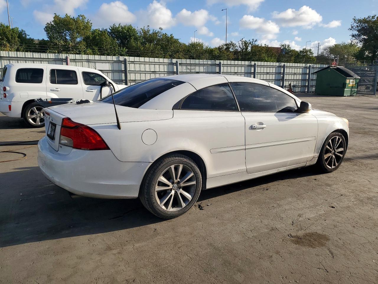 2011 VOLVO C70